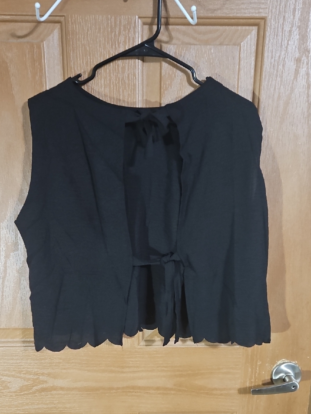 Black Sleeveless Tie-Back Scalloped Hem Tank Top